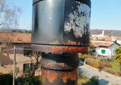 COMIGNOLO POST INCENDIO, DOVE SI NOTA LA PERDITA DELLA VERNICE, LA COLATA DELLA FORMAZIONE CATRAMOSA E LA DEFORMAZIONE DELLO STESSO