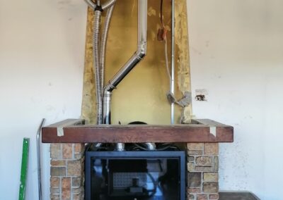 POSA NUOVO CAMINETTO A PELLET E RIPOSIZIONAMENTO VECCHIO RIVESTIMENTO, INSTALLAZIONE CANALI D'ARIA CALDA E CANNA FUMARIA