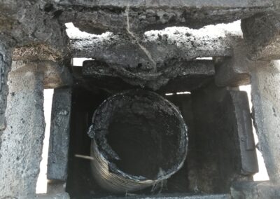 RESIDUO SOLIDO DI FULIGGINE POST INCENDIO, IN GRADO DI OSTRUIRE LA CANNA FUMARIA E PROVOCARE RITORNI DI FUMO ED IMMISSIONE DI MONOSSIDO DI CARBONIO IN AMBIENTE.