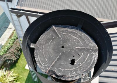 EFFETTUANDO LA PULIZIA DAL TETTO SI POSSONO OSSERVARE PROBLEMI COME QUESTO, IMPOSSIBILI DA NOTARE CON UNA ERRATA PULIZIA DAL LOCALE DELL'INSTALLAZIONE