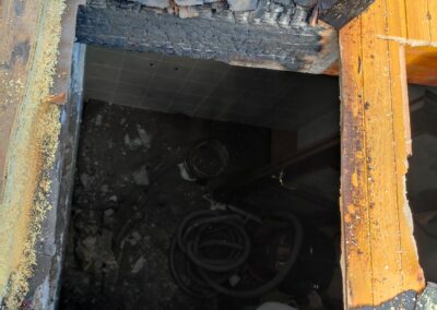INCENDIO TETTO DERIVATO DA INSTALLAZIONE ERRATA E NON CERTIFICATA: L'INTERVENTO DELLO SPAZZACAMINO PUO' PREVENIRE QUESTO RISULTATO