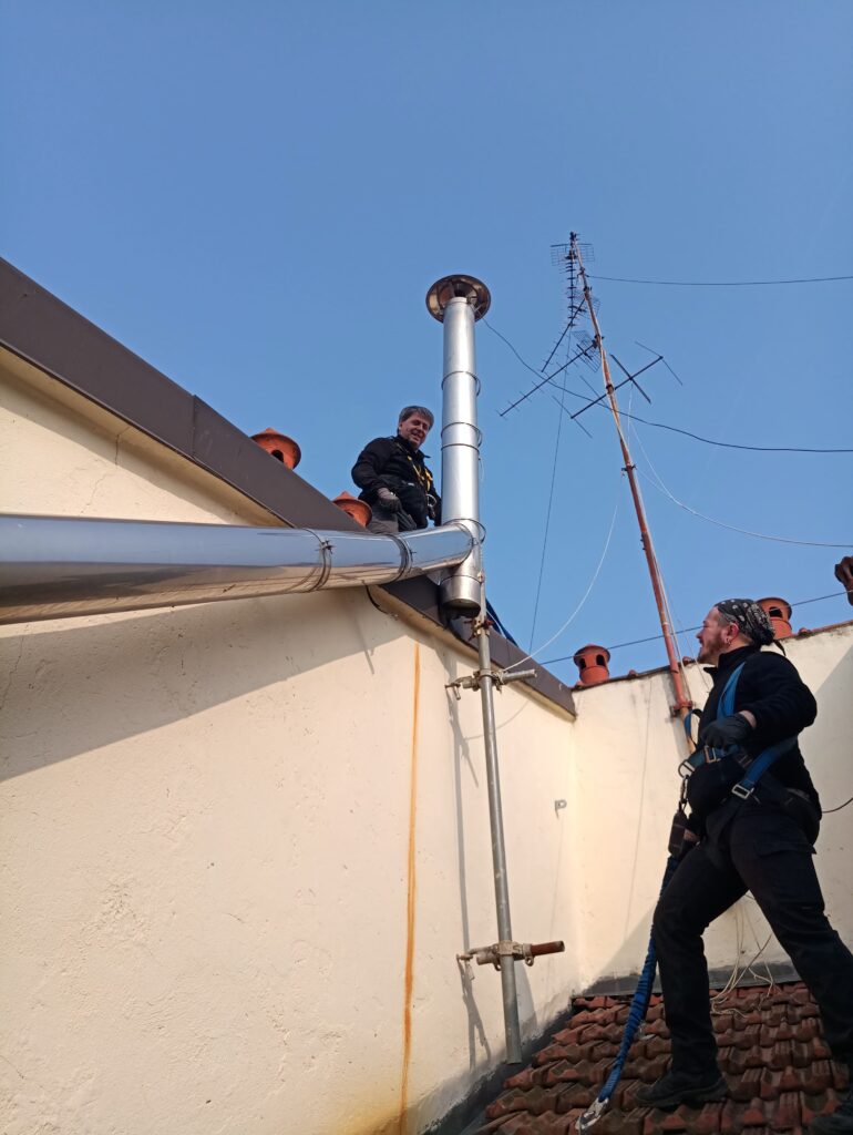 SALITA A TETTO IN TRATTENUTA PER RIMOZIONE CANNA FUMARIA AL SERVIZIO DI CALDAIA A GASOLIO