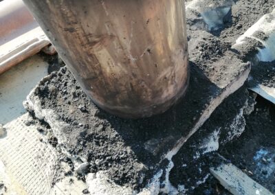 ERRATA INSTALLAZIONE, CON MATERIALE COMBUSTIBILE NELLE VICINANZE DELLA CANNA FUMARIA, MANCANZA DI ISOLAMENTO E COMIGNOLO (NON IN FOTO) FUORI NORMA