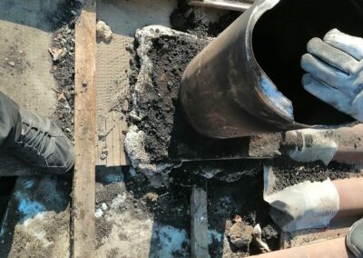 ERRATA INSTALLAZIONE, CON MATERIALE COMBUSTIBILE NELLE VICINANZE DELLA CANNA FUMARIA, MANCANZA DI ISOLAMENTO E COMIGNOLO (NON IN FOTO) FUORI NORMA