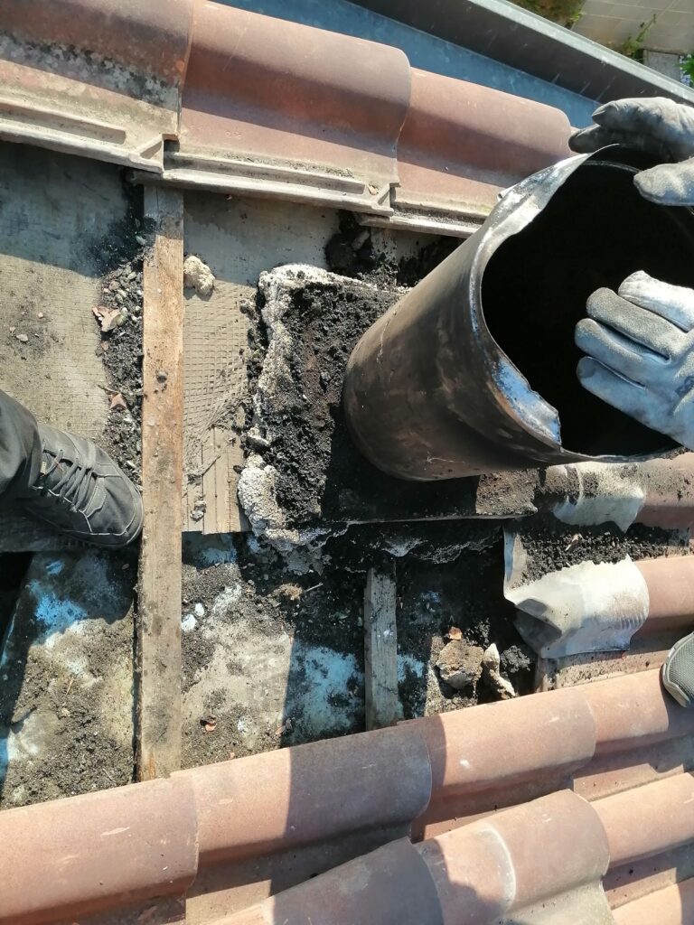 ERRATA INSTALLAZIONE, CON MATERIALE COMBUSTIBILE NELLE VICINANZE DELLA CANNA FUMARIA, MANCANZA DI ISOLAMENTO E COMIGNOLO (NON IN FOTO) FUORI NORMA