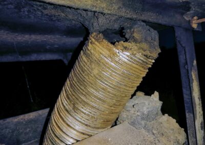 ERRATA INSTALLAZIONE DI UNA CANNA FUMARIA AL SERVIZIO DI CALDAIA A PELLET: IL RESIDUO SI ACCUMULA ANCHE GRAZIE ALLA DIFFERENZA DI TEMPERATURA DI UN TUBO NON ISOLATO, RESO INOLTRE VULNERABILE AGLI AGENTI ATMOSFERICI